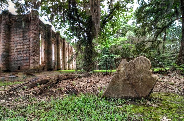 There are many old graves scattered around. Author: John E Adams – CC BY-SA 4.0