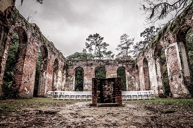 The ruins are used for wedding ceremonies. Author: Ckhopper – CC BY-SA 4.0