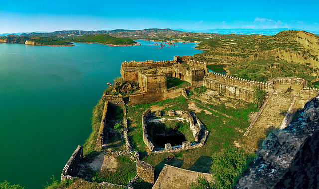 A panoramic view of the fort and Mangla Lake/ Author: Mudabbirmaajid – CC BY-SA 3.0