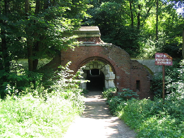 The entrance of an outer fort, Fort I “Salis Soglio”/ Author: Goku122 – CC BY-SA 2.5