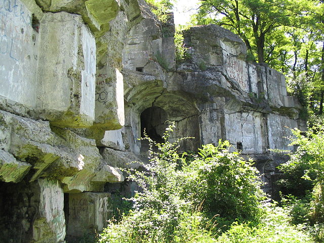 Fortification walls of Fort XIII (San Rideau)/ Author: Goku122 – CC BY-SA 2.5