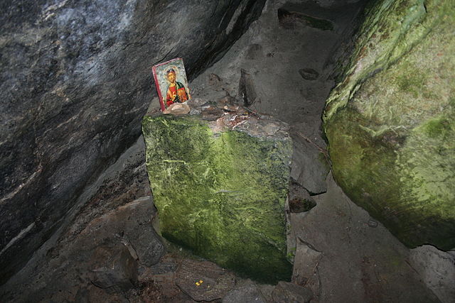 Altar at the cave church/ Author: Ivar Vik – CC BY-SA 3.0