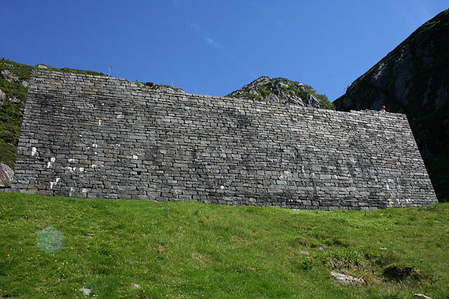 Wall in front of St. Sunniva Church/ Author: Kremle – CC BY-SA 3.0