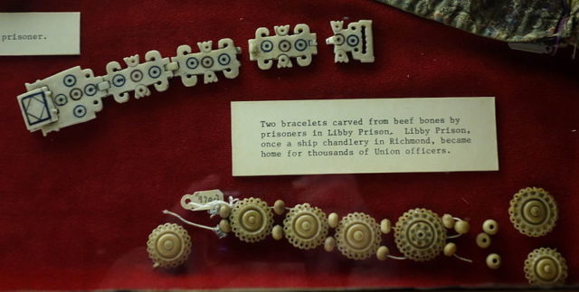 Bracelets carved from beef bones by some of the prisoners. Author: Daderot – CC0