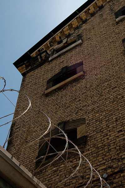 Close-up of the jail exterior. Author: Pearl Vas – CC BY 2.0