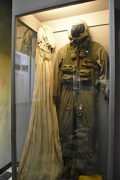 Flight suit of John McCain and his parachute. Author: Richard Mortel – CC BY 2.0