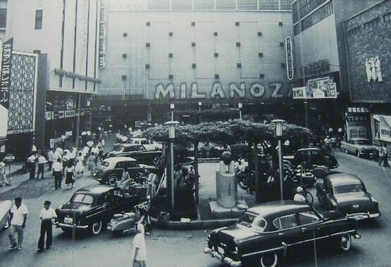 Shinjuku Ward Tokyo Shinjuku Ward, left Earth Hall, front Shinjuku Milano, right Shinjuku Odeon, Shinjuku Theater, May 1959 – Author: Unknown