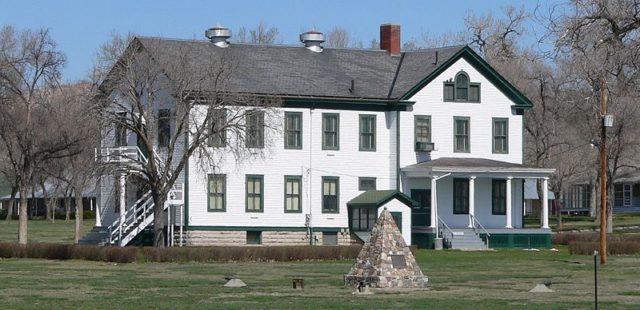 Photo of the headquarters at Fort Robinson. Author: Ammodramus – CC0