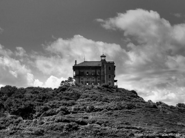 A black-and-white photo of the castle from outside ©Sylvain Margaine forbidden-places.net