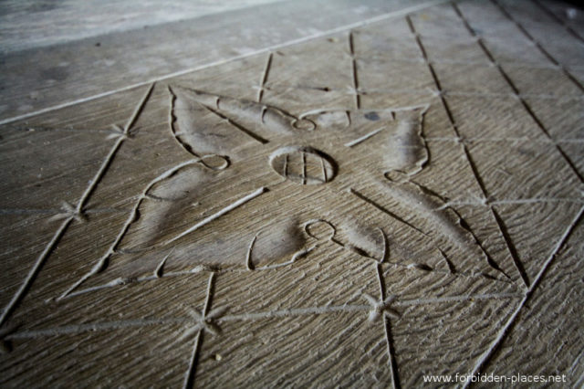 Detail of a step on the main staircase ©Sylvain Margaine forbidden-places.net