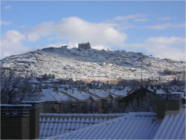 The Palace of Canto del Pico as seen from the nearby town. Author: Paconi – CC BY 3.0