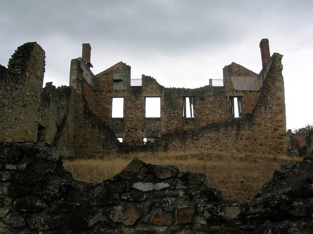 A heavily destroyed building. Author: TwoWings – CC BY 3.0