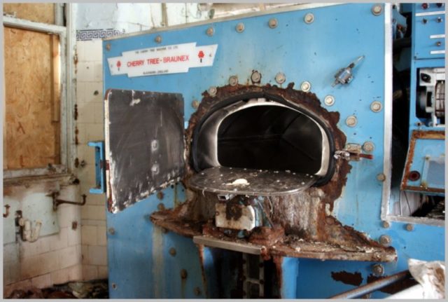 Abandoned industrial laundry machine. Author: Skin – ubx from Glasgow – CC BY 2.0