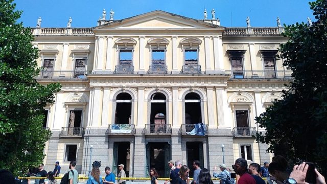 Crowds gather after the fire to mourn the loss of a national treasure. Author: Lu Brito – CC BY-SA 4.0