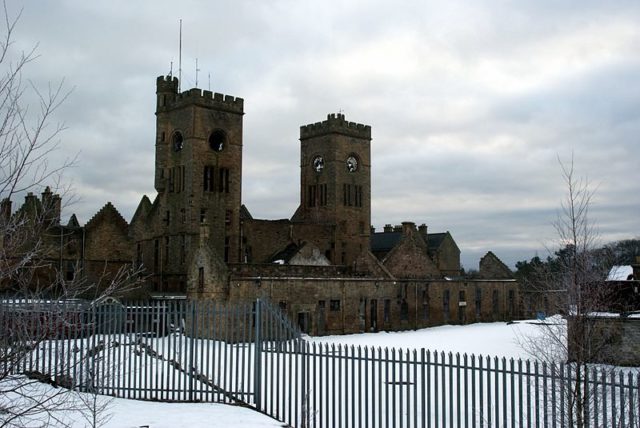 A general overview of the hospital’s exterior. Author: Skin – ubx from Glasgow – CC BY 2.0