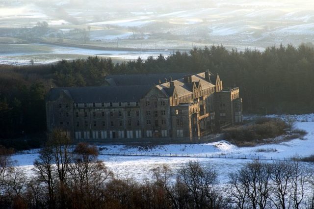 A general overview of the hospital’s exterior – different angle. Author: Skin – ubx from Glasgow – CC BY 2.0