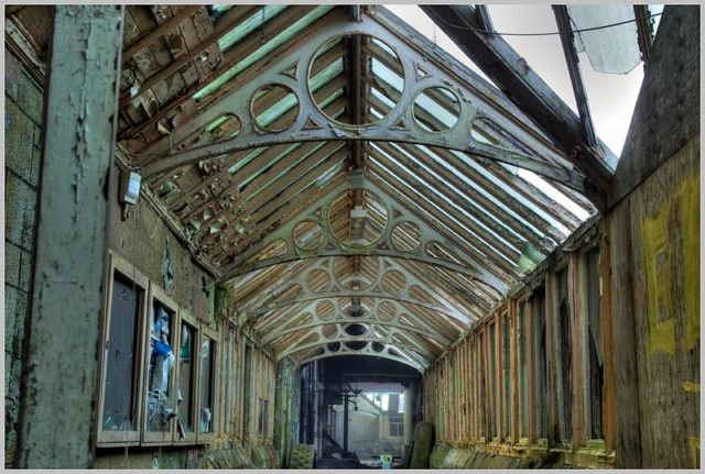 One of its abandoned hallways. Author: Skin – ubx from Glasgow – CC BY 2.0