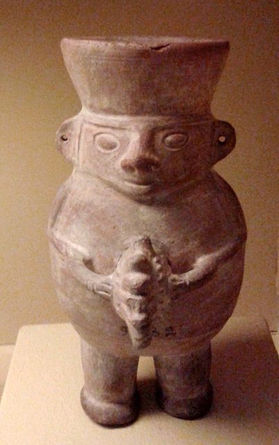 Peruvian Wari culture. Anthropomorphic ceramic figurine, 500–1200 AD. Author: Dornicke – CC BY-SA 4.0