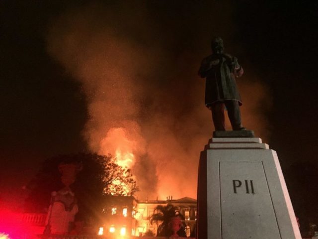 The museum during the fire. Author: Felipe Milanez – CC BY-SA 4.0