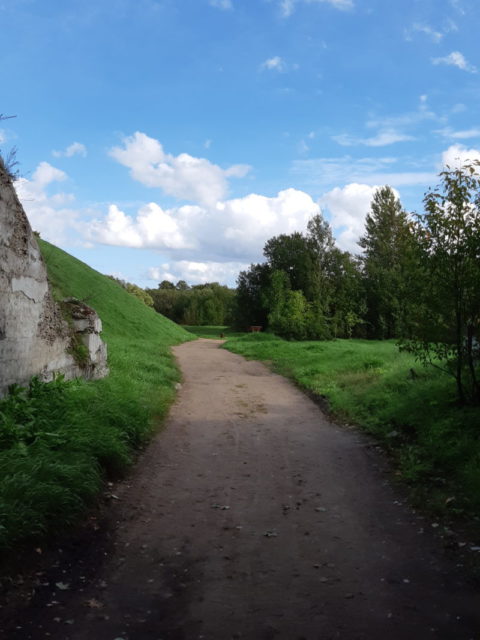 The very beginning of the path to Reef Fort