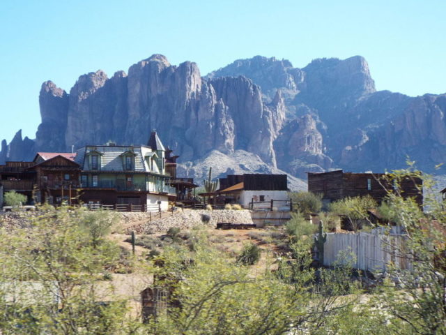 Goldfield and the Superstition Mountains. Author: Marine 69-71 – CC BY-SA 4.0