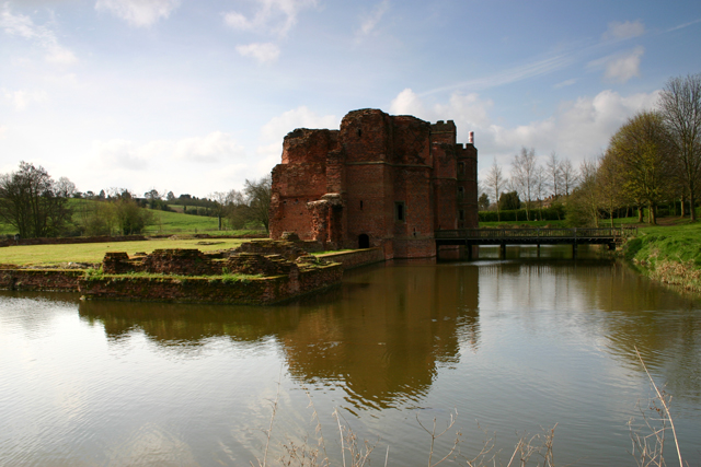 The castle was built on the place of an older manor house/ Author: Alan Simkins – CC BY-SA 2.0