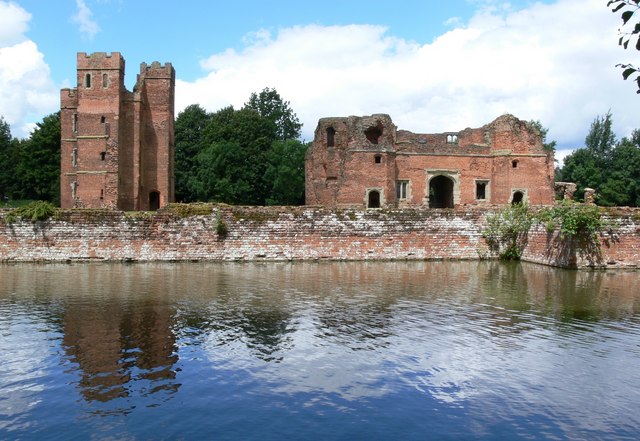 The ruins are nestled on a rectangular “island”/ Author: Mat Fascione – CC BY-SA 2.0