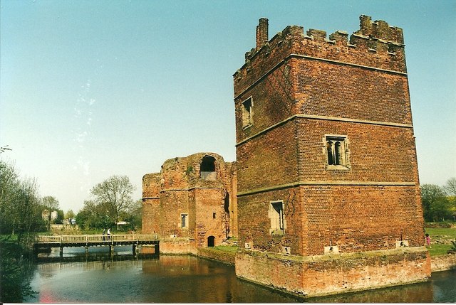 The gatehouse and the tower are one of the earliest brick structures in the Midlands/ Author: Richard Croft – CC BY-SA 2.0