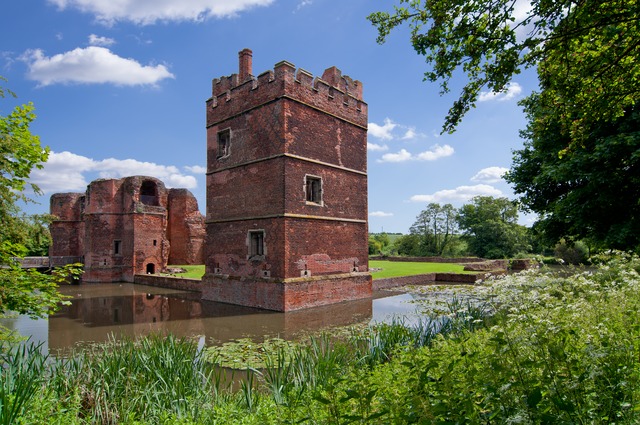 The west tower and the gatehouse/ Author: Bobrad – CC BY-SA 3.0