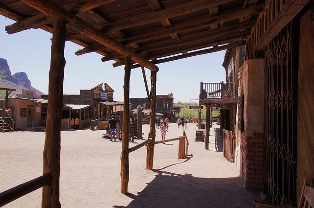 Part of Goldfield and its tourists. Author: Allie_Caulfield – CC BY 2.0