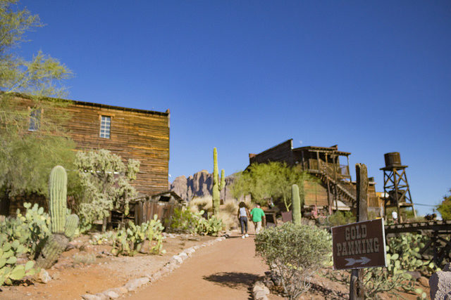 Part of Goldfield and its tourists alternative view. Author: J Etzel – CC BY 2.0