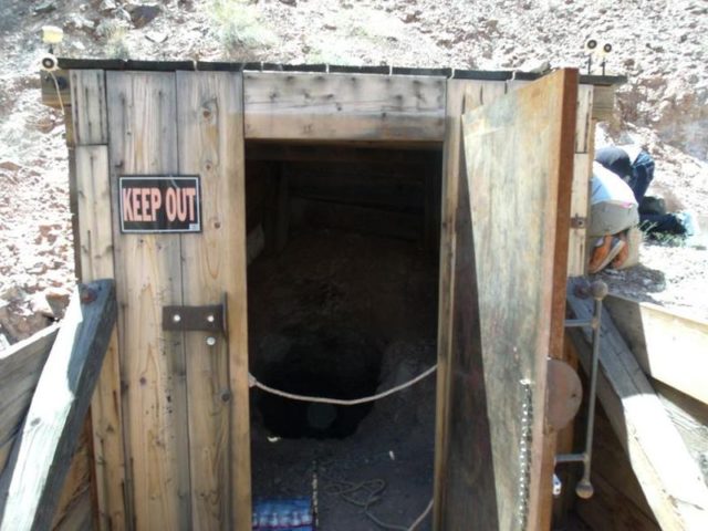 The entrance to the mine shaft. Author: Tony the Marine – CC BY-SA 3.0