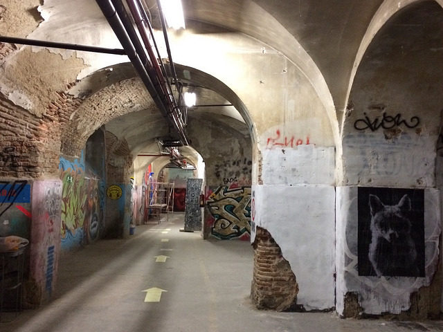 Empty abandoned halls, great spot for graffiti artists – Author: La Vie Sauvage – CC BY 2.0