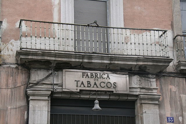 Tobacco Factory Madrid, main entrance with two Doric pillars supporting the balcony above – Author: Tamorlan – CC BY-SA 3.0