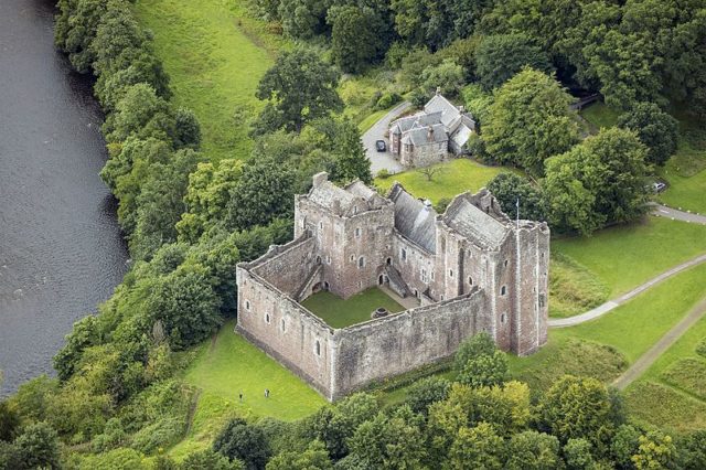 An aerial view of Doune Castle. Author: Andrew Shiva – CC BY-SA 4.0