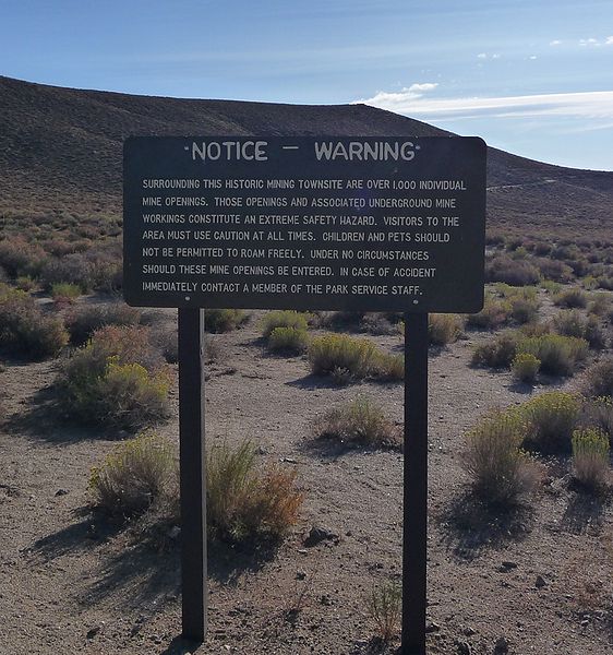 Warning notice at Skidoo, Death Valley National Park. Author: Daniel Mayer (mav) – CC BY-SA 3.0
