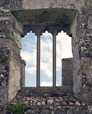 A decorative stone window. Author: Rob Hurson CC BY-SA 4.0