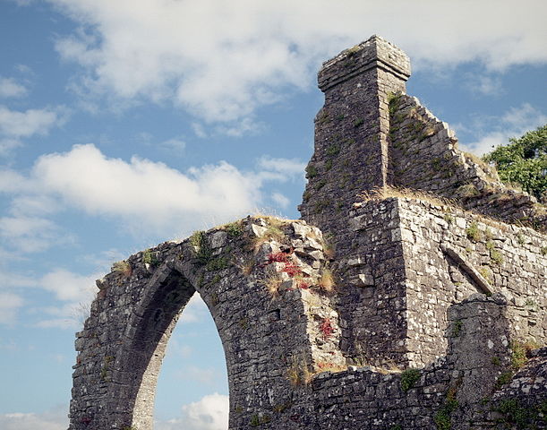 One of the ruined buildings. Author: Rob Hurson CC BY-SA 4.0