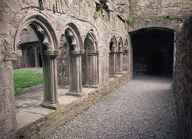 The cloister used to enclose a central courtyard. Author: Rob Hurson CC BY-SA 4.0