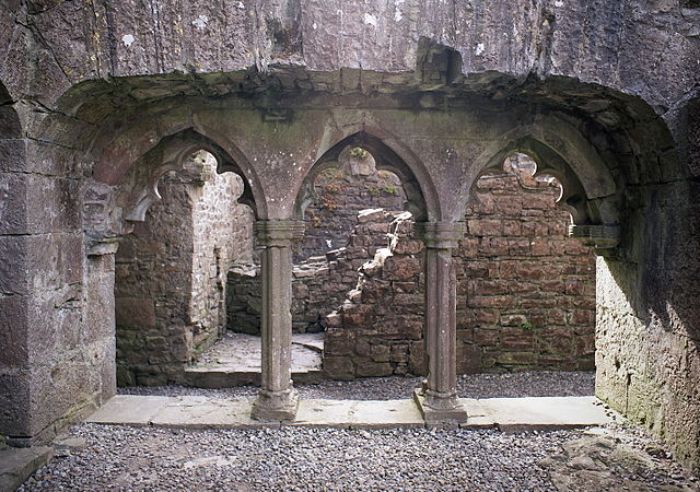 Front view of one of the remaining cloister sections, as seen from the central courtyard. Author: Rob Hurson CC BY-SA 4.0