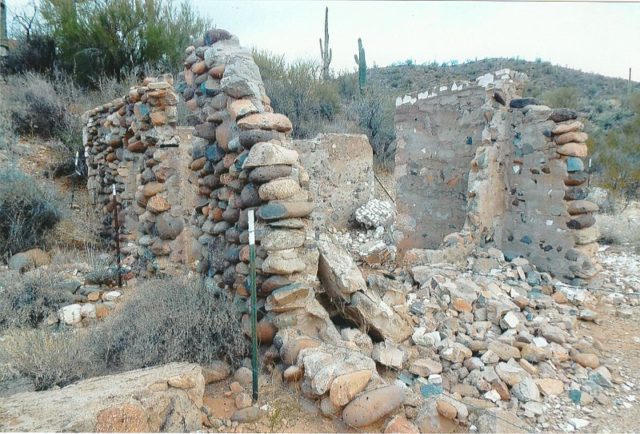 Gillett is a mining ghost town in Arizona, along the banks of the Auga Fria River. Author: Marine 69-71 CC BY-SA 4.0