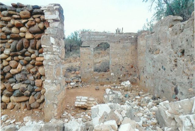 The tumbledown hotel is the only building that remains in Gillett ghost town, Arizona. Author: Marine 69-71 CC BY-SA 4.0