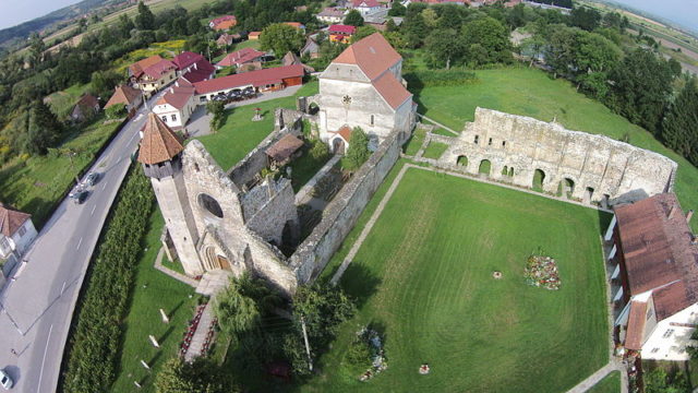 It is said that the cellar has been haunted ever since the unmarked graves of two men were disturbed during archaeological excavations. Author: Zsolt deak – CC BY-SA 4.0