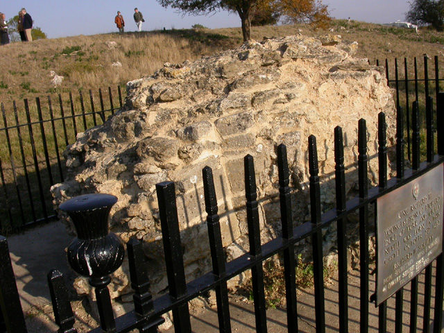 The only remaining piece of masonry from the castle. Author: Kokai CC BY-SA 2.0