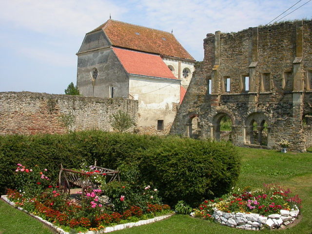 Part of the monastery complex courtyard. Author: Andrei kokelburg – CC BY-SA 3.0 ro