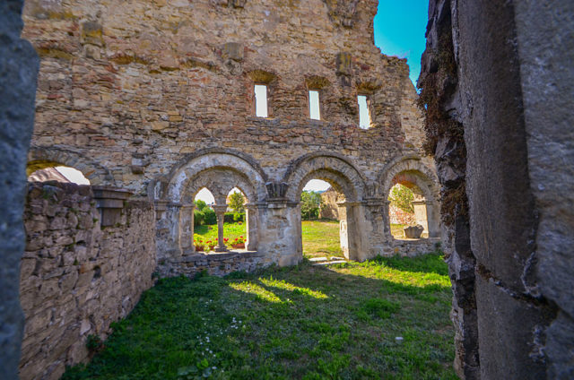 Inside the ruins. Author: daria raducanu – CC BY-SA 3.0 ro