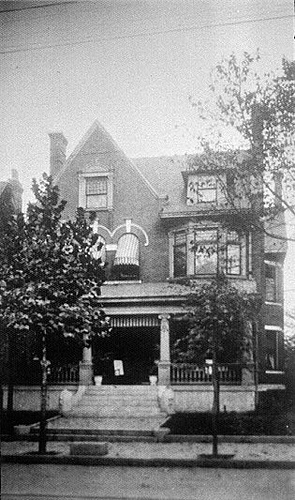 Rufus M. Rose House in 1903. Notice the mounting block at the curb.