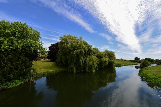 The River Nene flows by the south of the site of Fotheringhay Castle. Author: HARTLEPOOLMARINA2014 CC BY-SA 4.0