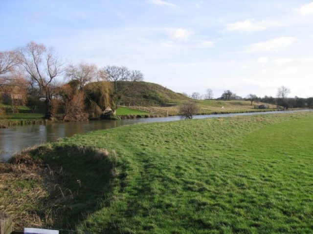 The site of Fotheringhay Castle viewed from across the river. Author: Smb1001 CC BY-SA 4.0