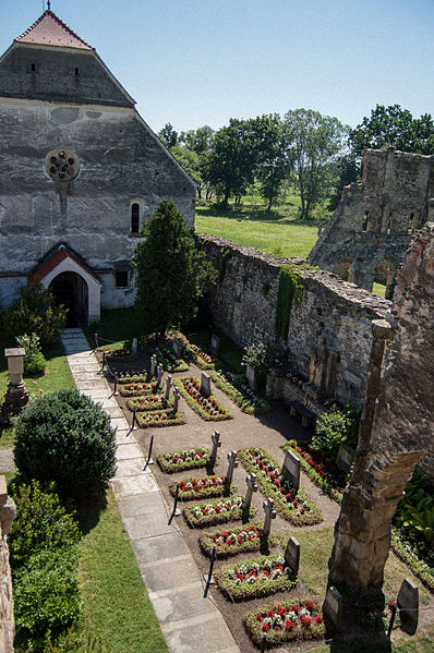 Graves of the monks who used to live at the monastery. Author: Kvmgz – CC BY-SA 4.0